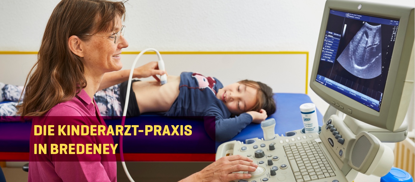 Kinderärztin Dr. med. Nicole Treptau bei einer Ultraschall Untersuchung eines Kindes in ihrer Praxis in Essen Bredeney