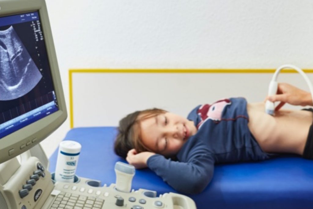 Sonographie, Ultraschall Untersuchung eines Kindes in der Kinderarztpraxis Dr. med. Nicole Treptau in Essen Bredeney.